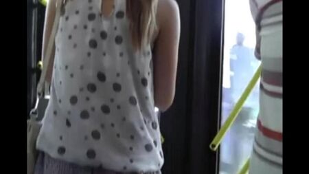No ônibus, tirei a calcinha de uma menina em uma saia