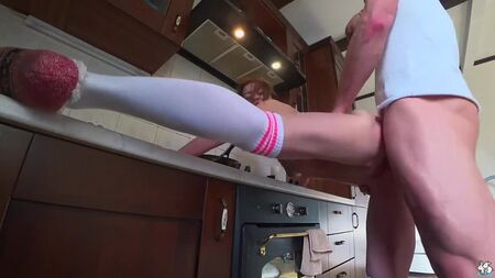 Foda violenta por toda a cozinha com ejaculação interna no final [Só sexo, hardcore, sangue