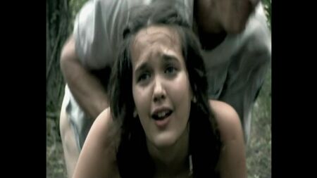 violência sexual (violação, rape, algemas) do filme I’ll Never Die Alone. 2008