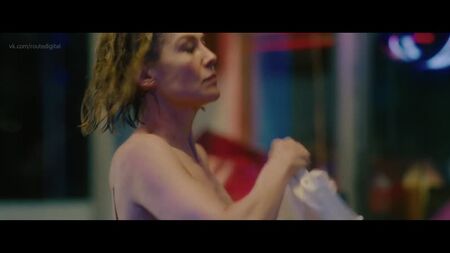Rosamund Pike nua (transparente) - I Care a Lot (2020) HD 1080p Ver online / Rosamund Pike - A Estafadora