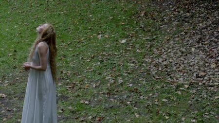 Rebecca Ferguson em cenas de nudez e sensuais do filme «A Rainha Branca»