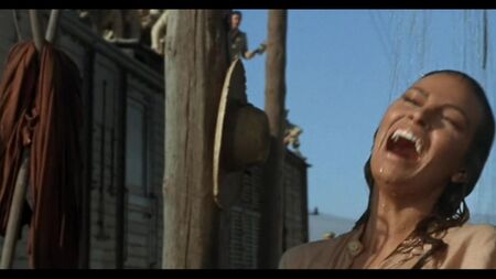 Raquel Welch nua - 100 Rifles (1969)