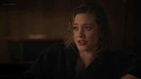 Lili Reinhart nua (coberta) - Riverdale s05e05 (2021) HD 1080p Ver online / Lili Reinhart - Riverdale