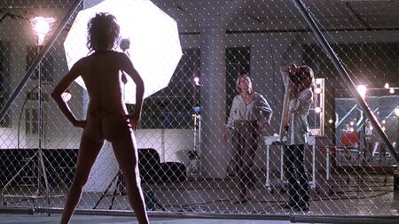 O rabo nu de Angelina Jolie e o sexo lésbico de Elizabeth Mitchell - Gia (1988) HD 1080p Blu-ray