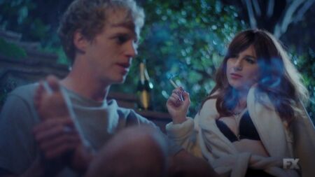 Aya Cash nua - You're the Worst, 1.ª temporada, episódio 1 (2014) HD 720p Ver online