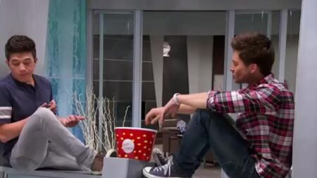 Lab Rats: Elite Force - 1.ª Temporada, Episódio 2: À Espera de um Herói