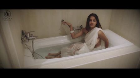 Simran Kaur - A tomar banho na banheira