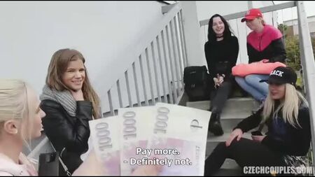 Sexo por dinheiro com uma rapariga jovem.mp4