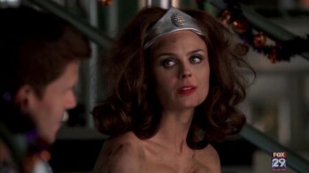 Emily Deschanel sensual - Bones (2007) 3.ª temporada, episódio 5