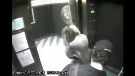 Amber Heard a entrar no elevador com James Franco