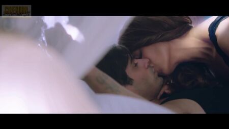 Bipasha Basu sensual - Cena íntima - Sozinha (2015)