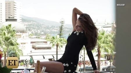 Alessandra Ambrosio posa completamente nua na capa da revista Ma