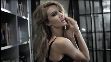Rosie Huntington-Whiteley em lingerie da Agent Provocateur (2008) eng