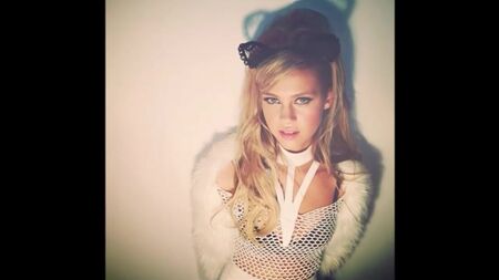 Desafio da Masturbação da Nicola Peltz