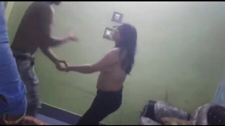 Dança nua de uma rapariga desi com dois rapazes