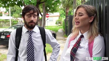 Os estudantes fazem sexo assim que se encontram. Vídeo pornográfico com Blake Blossom e Nade Nasty