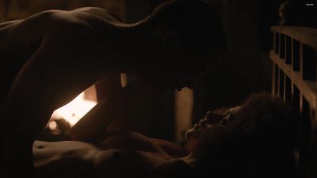 Nathalie Emmanuel (cenas de nudez de Nathalie Emmanuel em «Game of Thrones», 7.ª temporada, episódio 2, 2017)