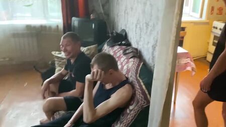 Oleg Mongol, o Pasha Louco e a Irishka Chiki-Piki preparam macarrão à marinheira