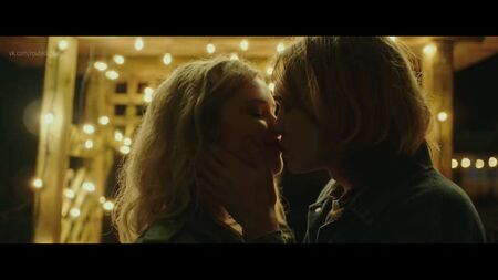 Katherine Langford - Spontaneous (2020) HD 1080p Nua? Sensual! Ver online / Кэтрин Лэнгфорд - Спонтанность