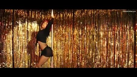 Salma Hayek nua em striptease no filme «O Americano»