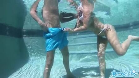 sexo na piscina debaixo de água