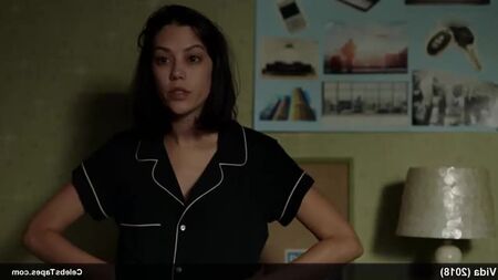 Melissa Barrera nua e em cenas de sexo lésbico em «Vida» (2018)