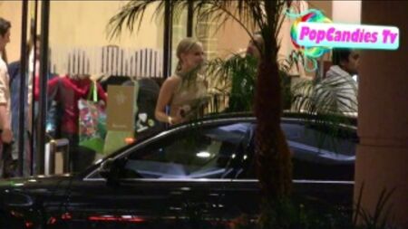 Julie Benz e Rich Orosco cumprimentam os fãs em Beverly Hills