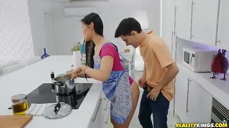 Cozinhar com a Katana - XFantazy.com.mp4
