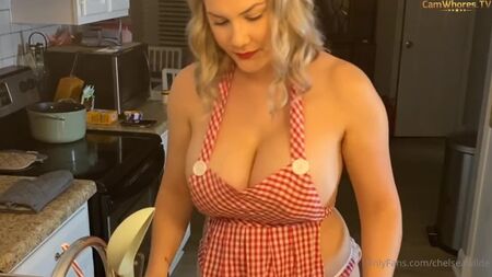 Chelsea Wilde, dona de casa a preparar o jantar, com seios grandes na cozinha, empregada doméstica