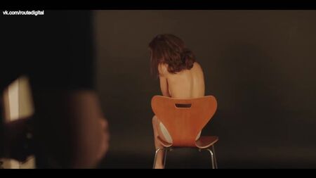 Sophie Cookson nua (coberta) - O Julgamento de Christine Keeler (2019) 1.ª temporada, episódios 2-4 em HD 1080p - Ver online