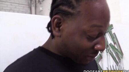 Rendido a estranhos em um banheiro público