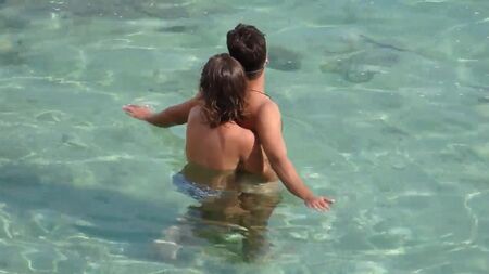 Garota tocando um cara no mar debaixo d'água