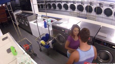 Um homem fodeu Dillion Harper na roupa
