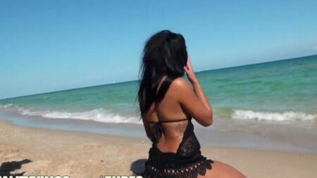 Tirou a garota na praia e fodi com força