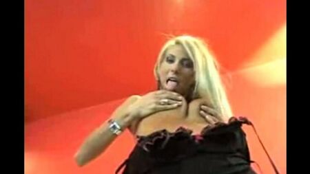 Striptease de dança loira quente