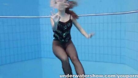 Mulher nua na piscina