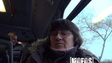 Sexo público em um ônibus com um estranho