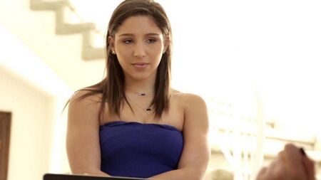 Lesbian Gracie Glam esfrega sobre a buceta de Abella Dunger