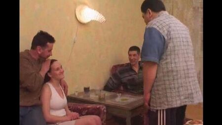 Um tio bêbado com amigos faz um incesto com uma sobrinha