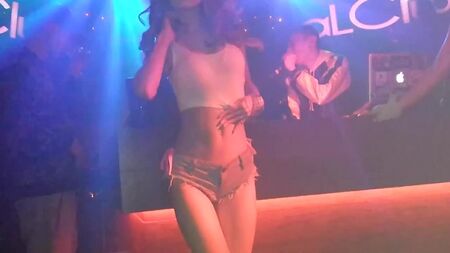 Dança asiática de twerk por uma rapariga japonesa sensual com rabo em calças de ganga