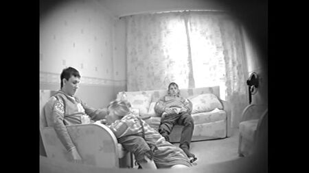 Домашнее частное русское порно на скрытую камеру. Парни заказали шлюху снимают свой секс на скрытую камеру. Групповуха мжм