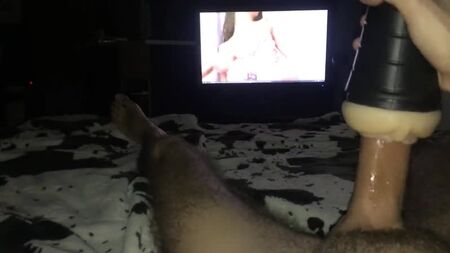 Masturba-se a ver pornografia com um masturbador