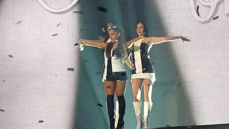 Ariana Grande Sensual – Problem (Chicago, 10/02/2015)