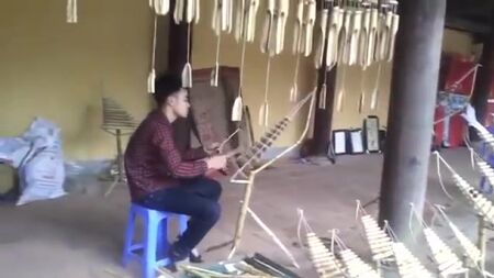 A Borboleta da Primavera improvisa com o harpa Trưng