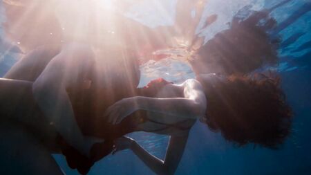Mumbi Maina, Tina Desai, Jamie Clayton nuas - Sense8 (2017) 2.ª temporada, episódio 5, HD 1080p na Web