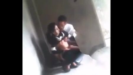 A primeira experiência selvagem de uma adolescente indiana sensual