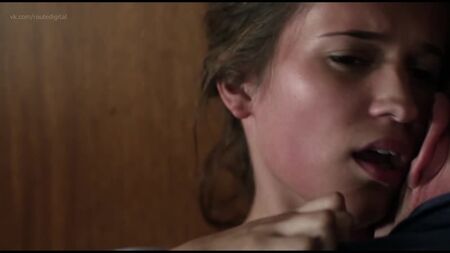Alicia Vikander Nua - Pure (Para o que é belo, 2009) 1080 Ver online Alicia Vikander - Pure (Para o que é belo)