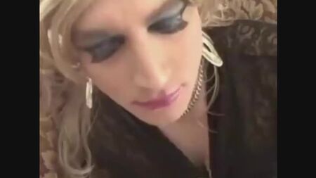Travesti sensual leva na boca - Shemalez - Canal de pornografia com travestis e transgéneros shemalez.com (65850101) (via Skyload)