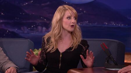 Melissa Rauch adorou ir às compras para a sua dublê nua - O programa de Conan O'Brien