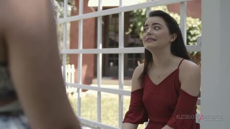 Kylie Quinn e Sara Luvv - Um encontro espontâneo com um final orgásmico
